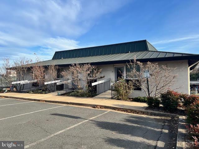 303 Maple Ave W #i Property Photo 1
