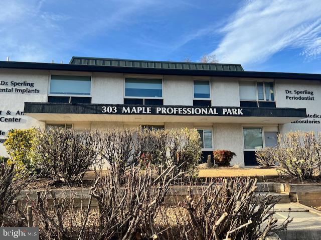 303 Maple Ave W #i Property Photo 2