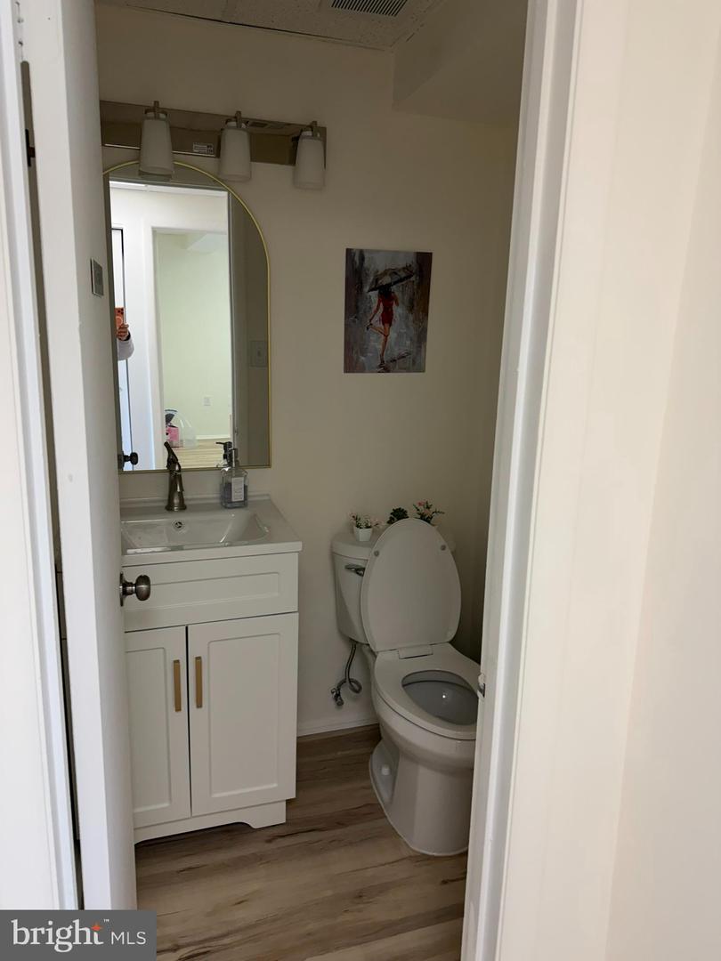 303 Maple Ave W #i Property Photo 4