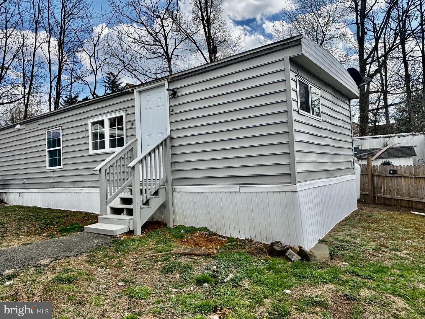 11209 Mobile Dr Property Photo 3