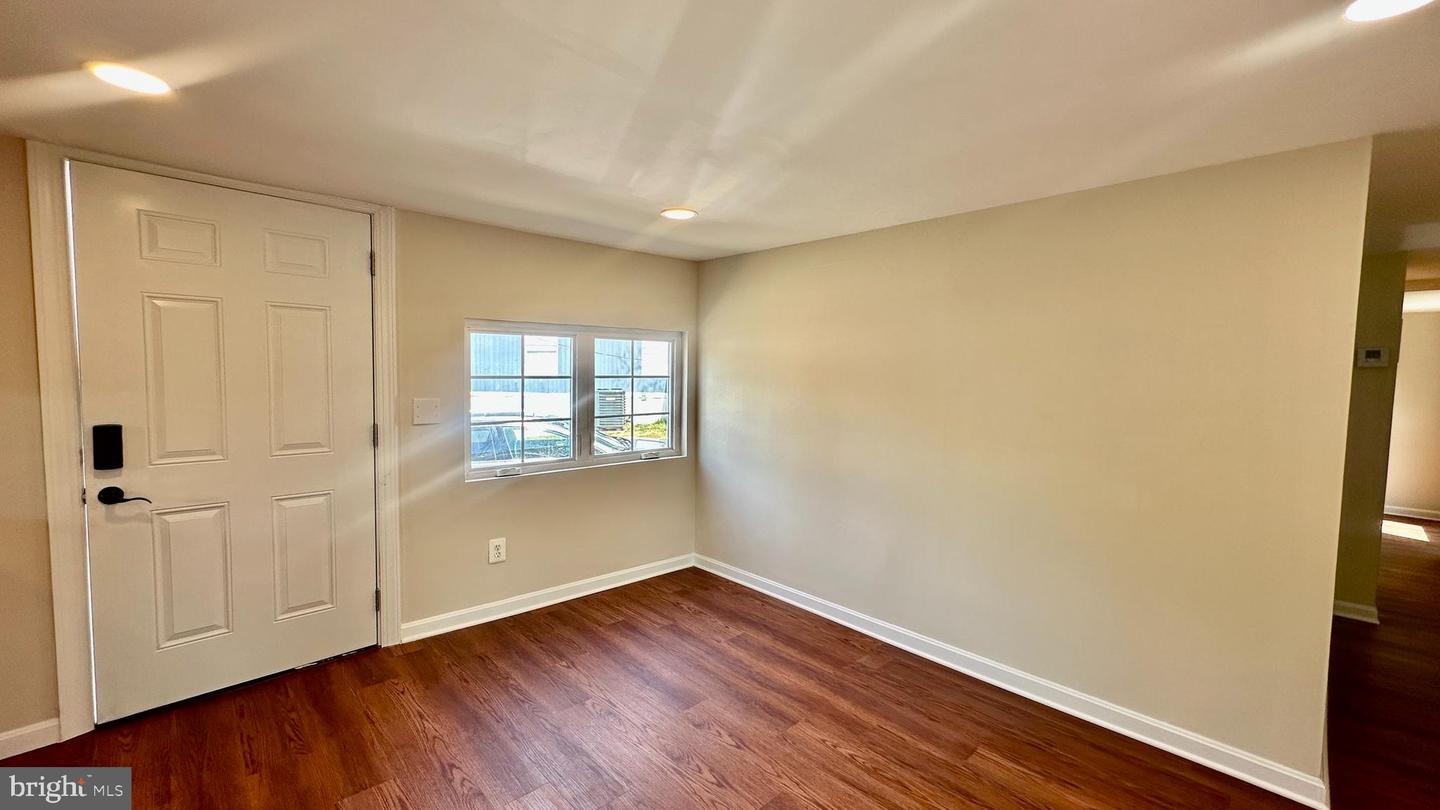 11209 Mobile Dr Property Photo 5
