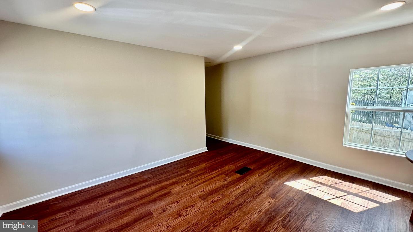 11209 Mobile Dr Property Photo 6