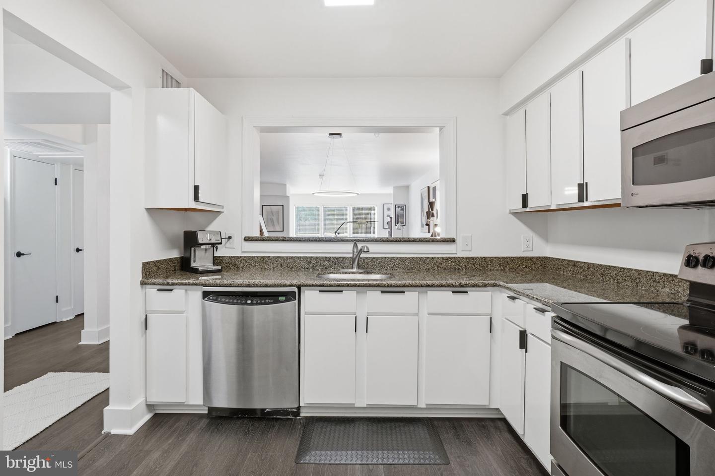 3179 Summit Square Dr #2-a2 Property Photo 4