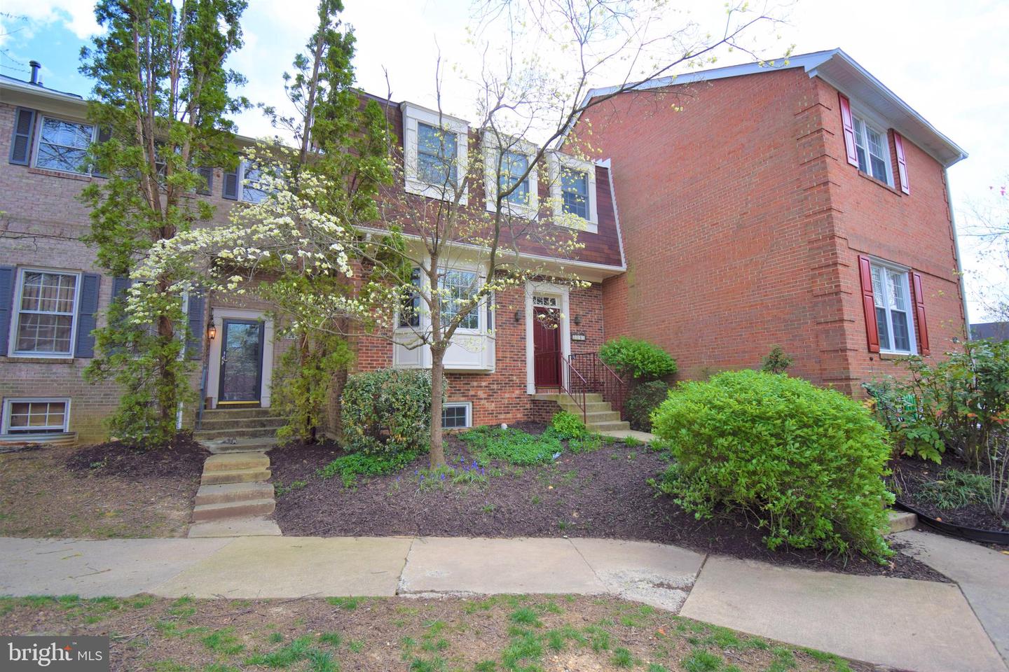 8243 Cedar Landing Ct Property Photo 2