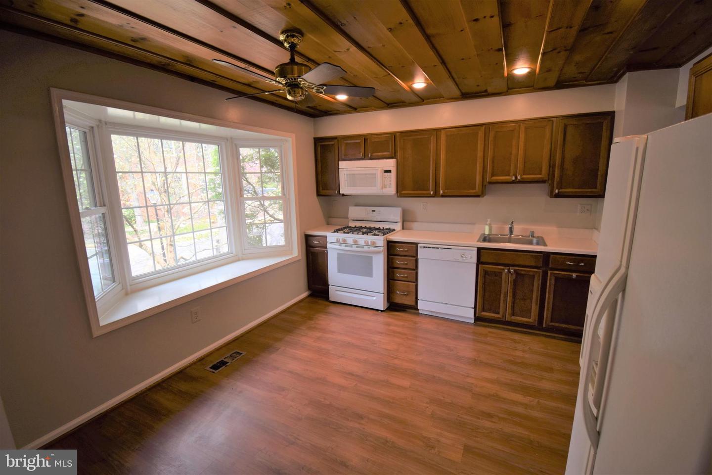 8243 Cedar Landing Ct Property Photo 4