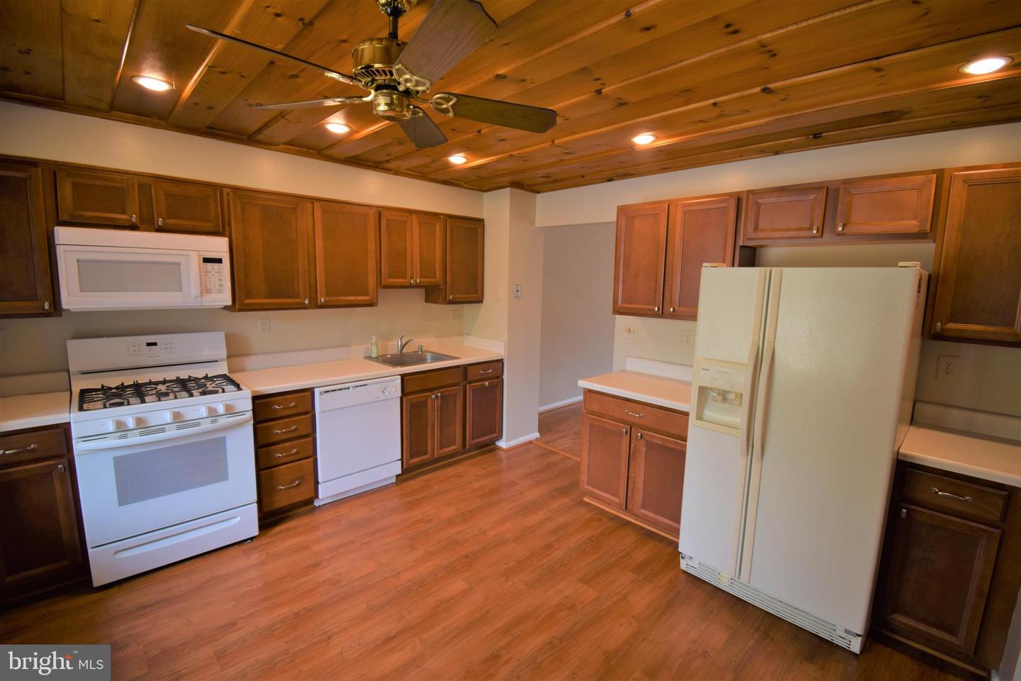 8243 Cedar Landing Ct Property Photo 5