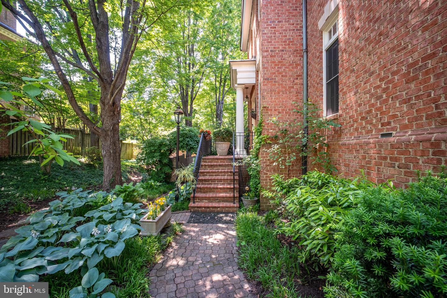 2026 Mayfair Mclean Ct Property Photo 6