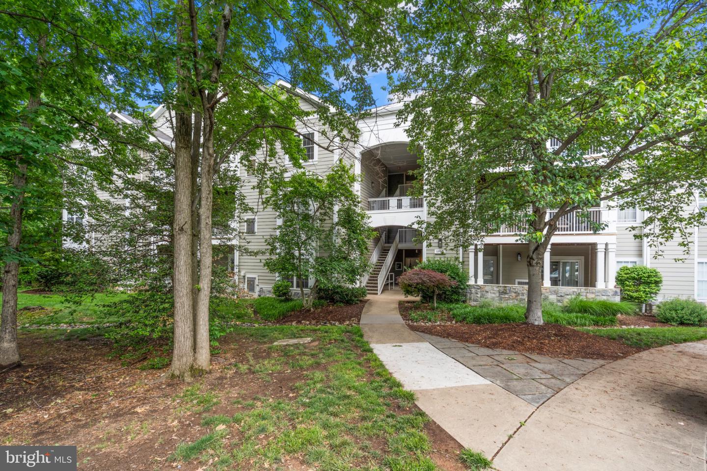 1700 LAKE SHORE CREST DR #13 Property Photo 1