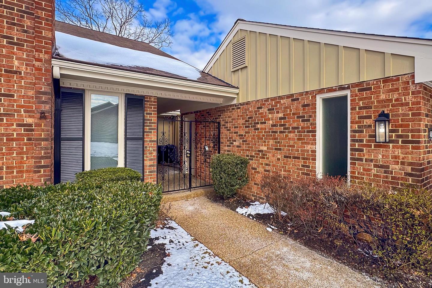 2804 Oakton Manor Ct Property Photo 3