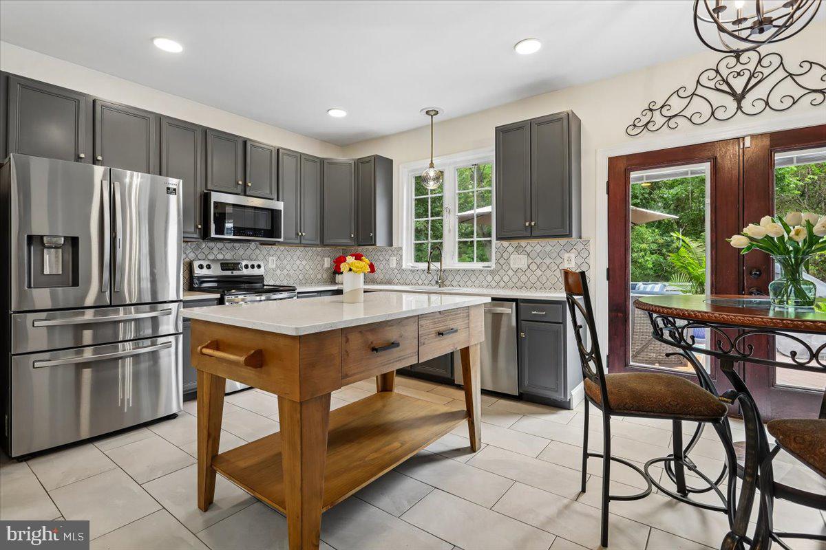 6859 Colonel Taylor Ln Property Photo 3
