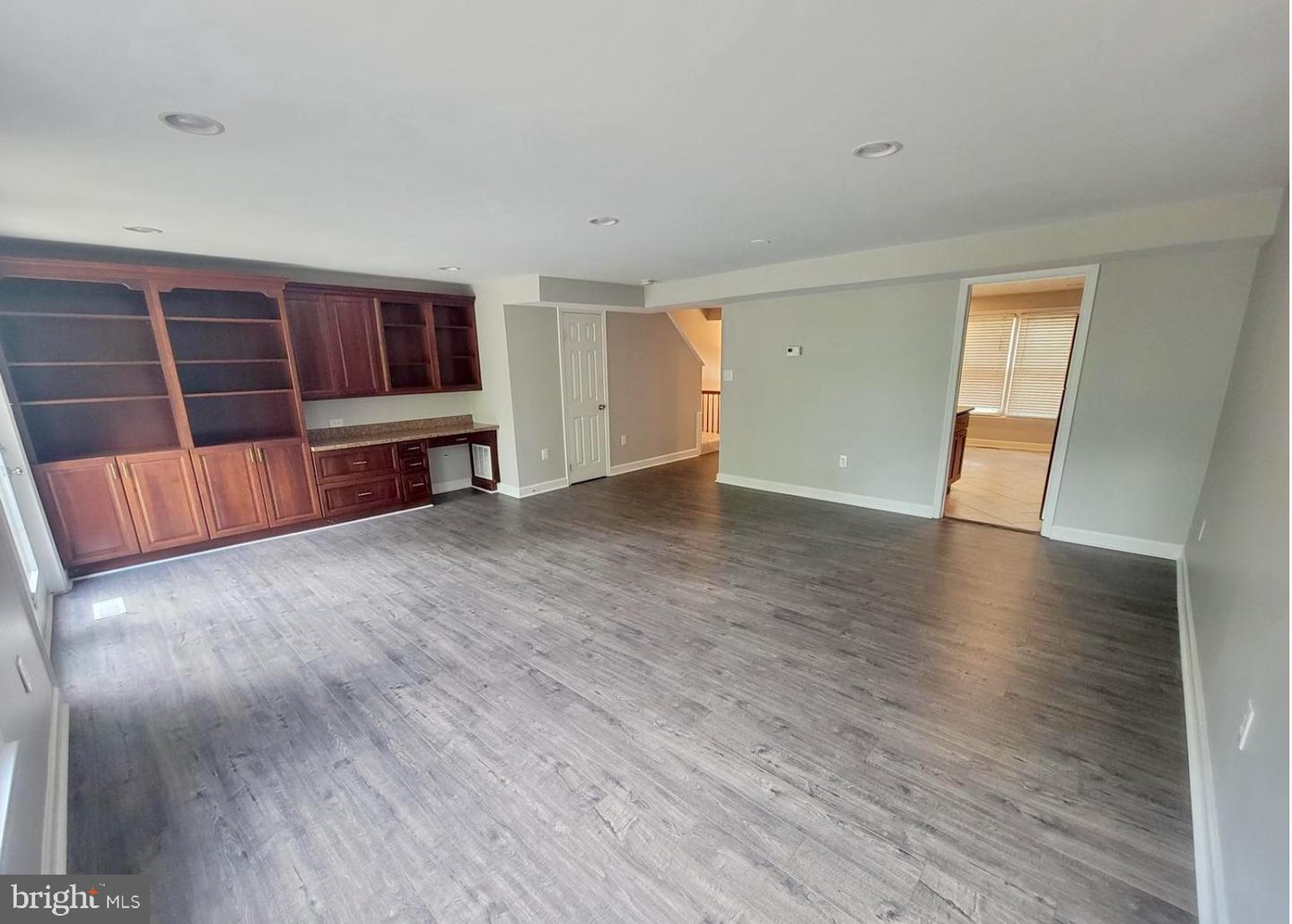 8029 Sleepy View Ln Property Photo 3