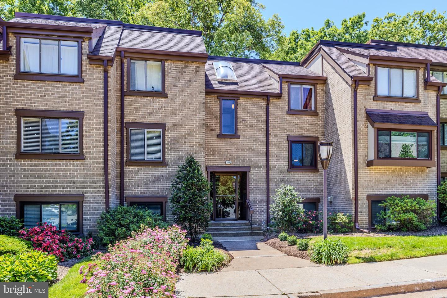 1643 PARKCREST CIR #7C/201 Property Photo 1