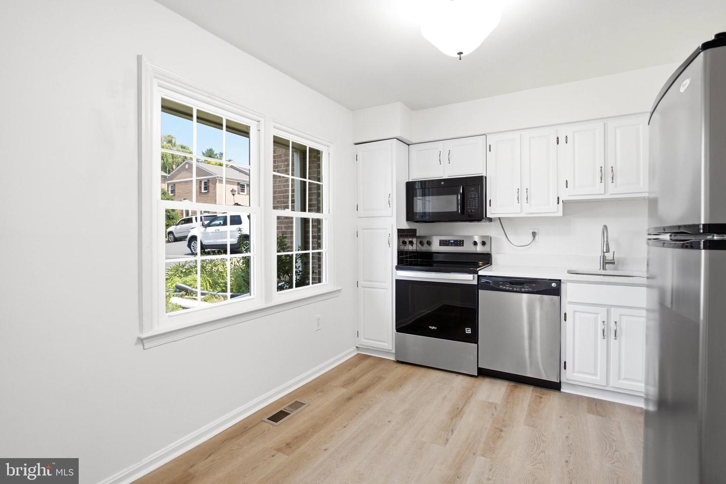 4527 Airlie Way Property Photo 6