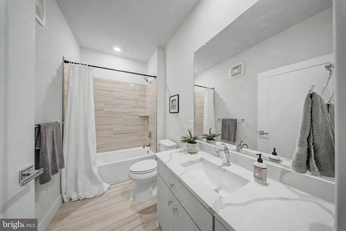 1761 Old Meadow Rd #220 Property Photo 17