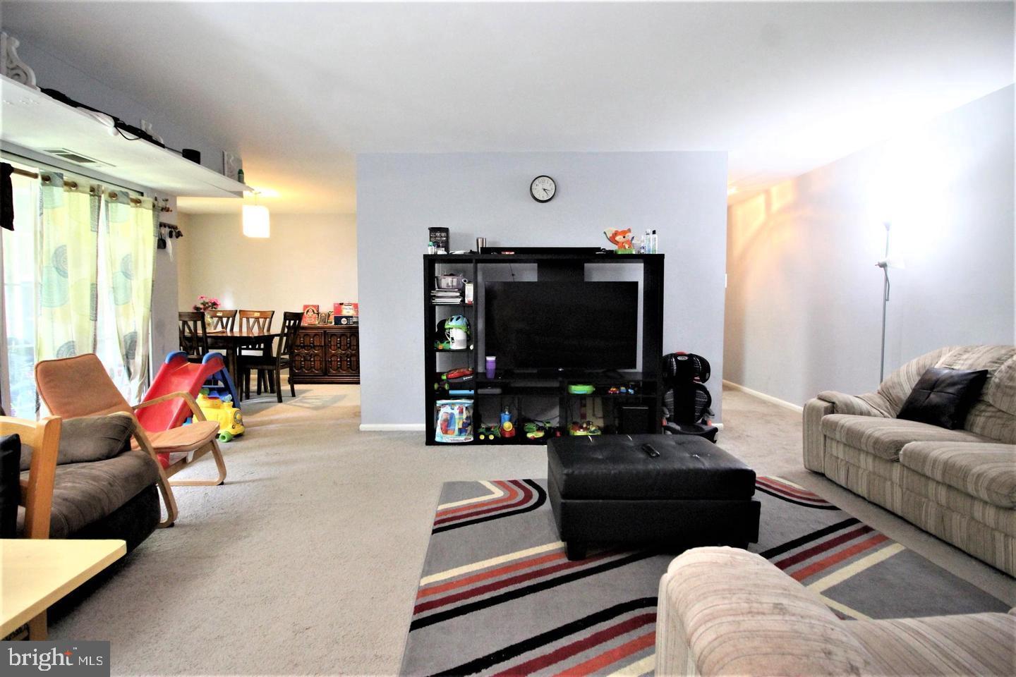 1914 Wilson #204 Property Photo 4