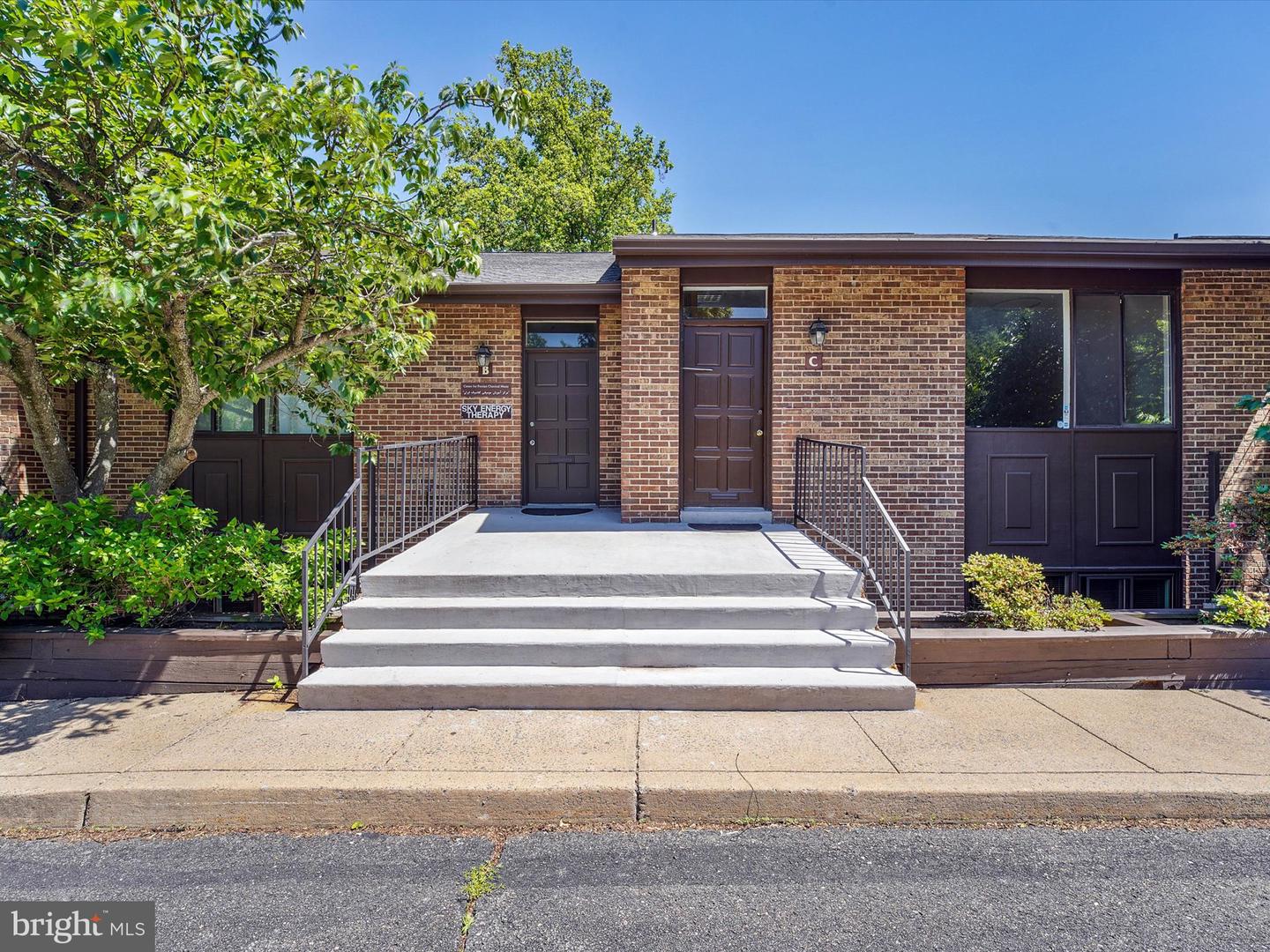 311 Maple Ave W #c Property Photo 4