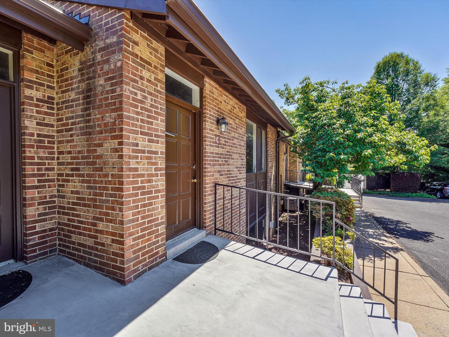 311 Maple Ave W #c Property Photo 5