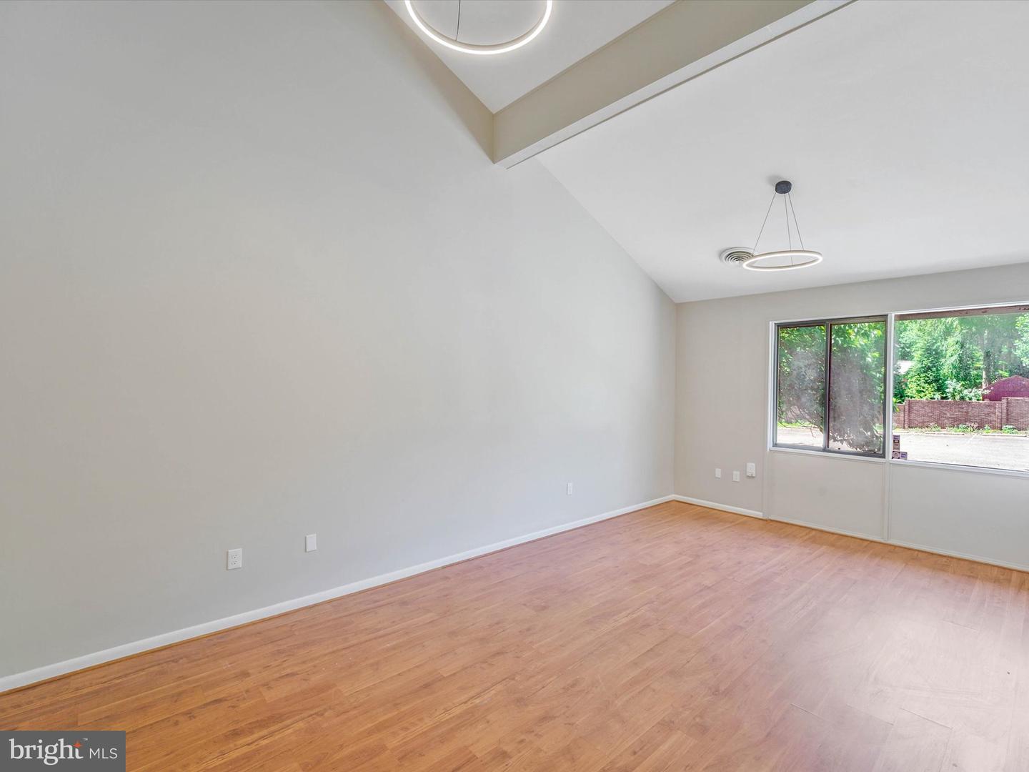 311 Maple Ave W #c Property Photo 6