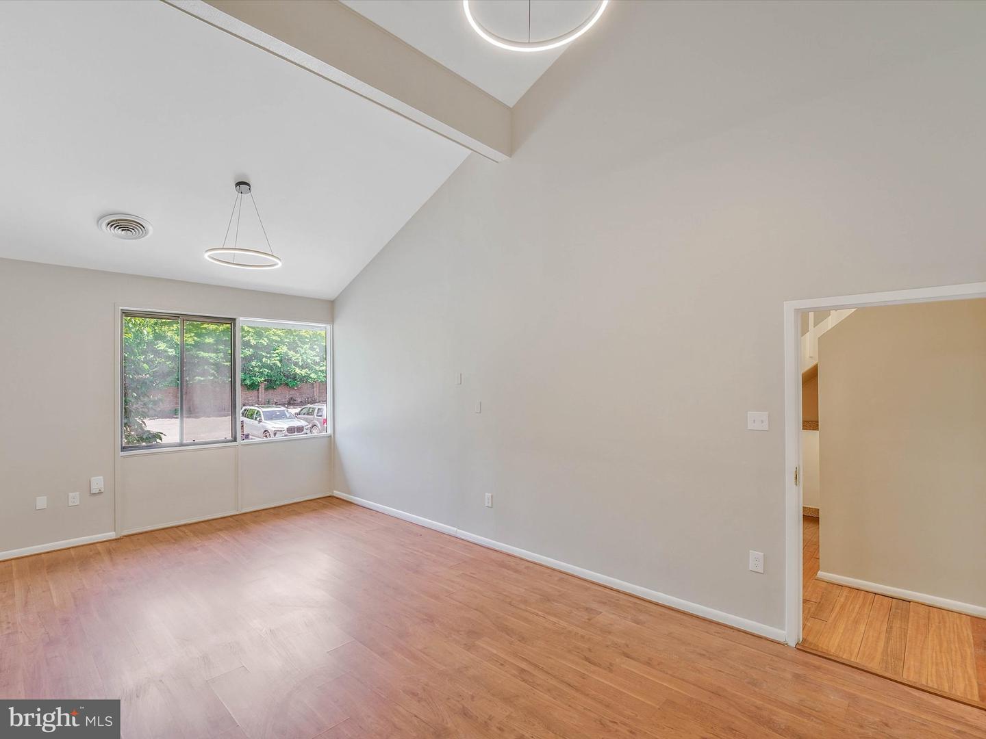 311 Maple Ave W #c Property Photo 7
