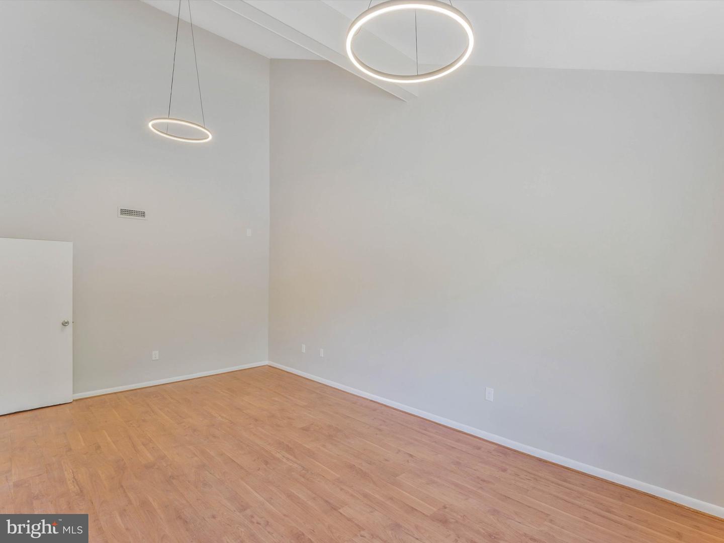 311 Maple Ave W #c Property Photo 8