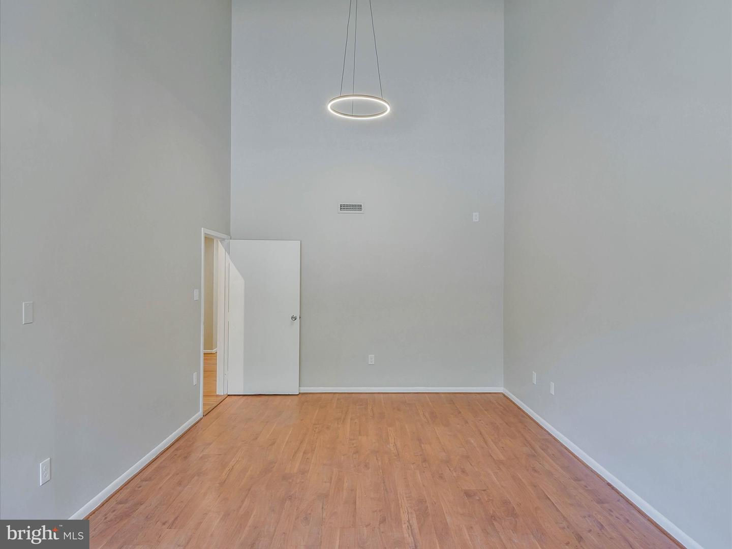 311 Maple Ave W #c Property Photo 9