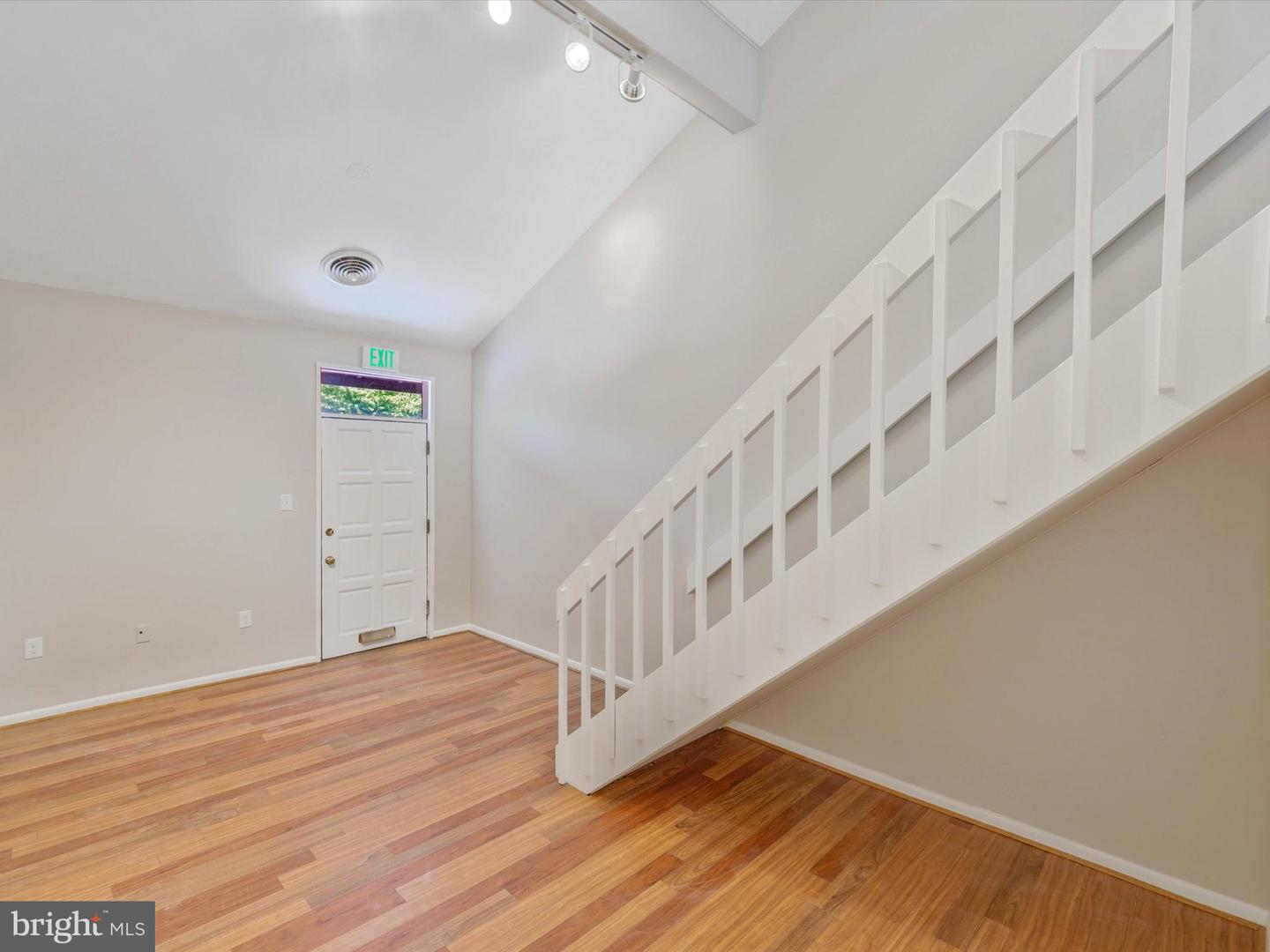 311 Maple Ave W #c Property Photo 11