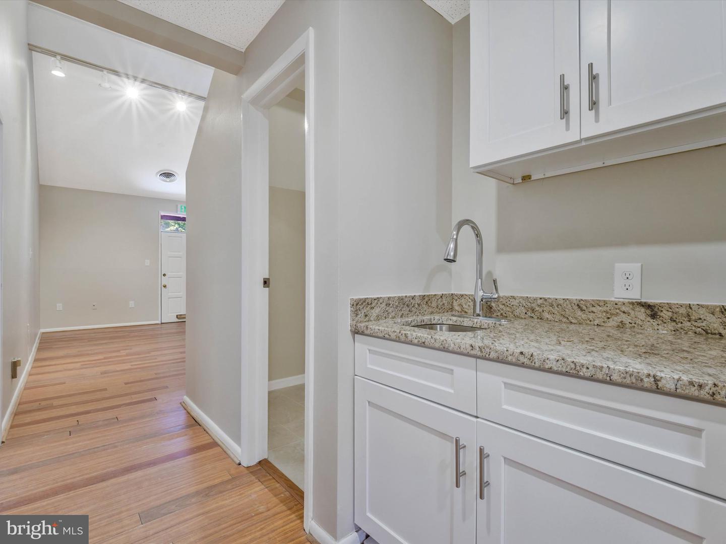311 Maple Ave W #c Property Photo 16