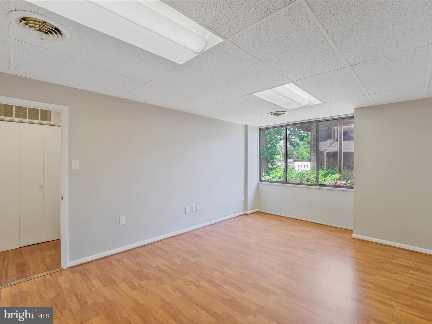311 Maple Ave W #c Property Photo 20