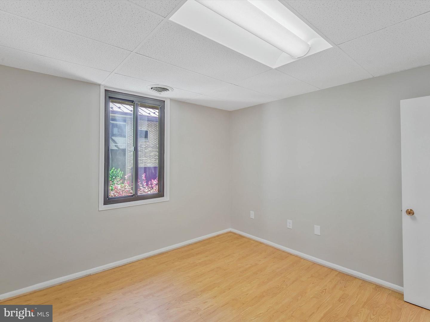 311 Maple Ave W #c Property Photo 22