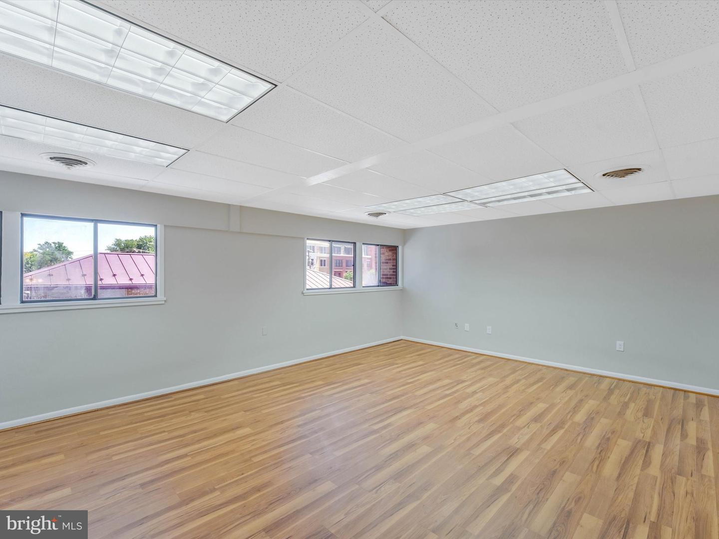 311 Maple Ave W #c Property Photo 25