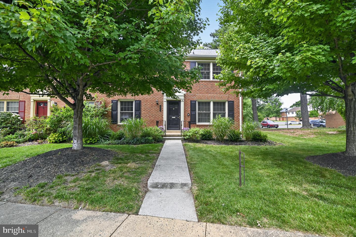 6027 Queenston St Property Photo 1