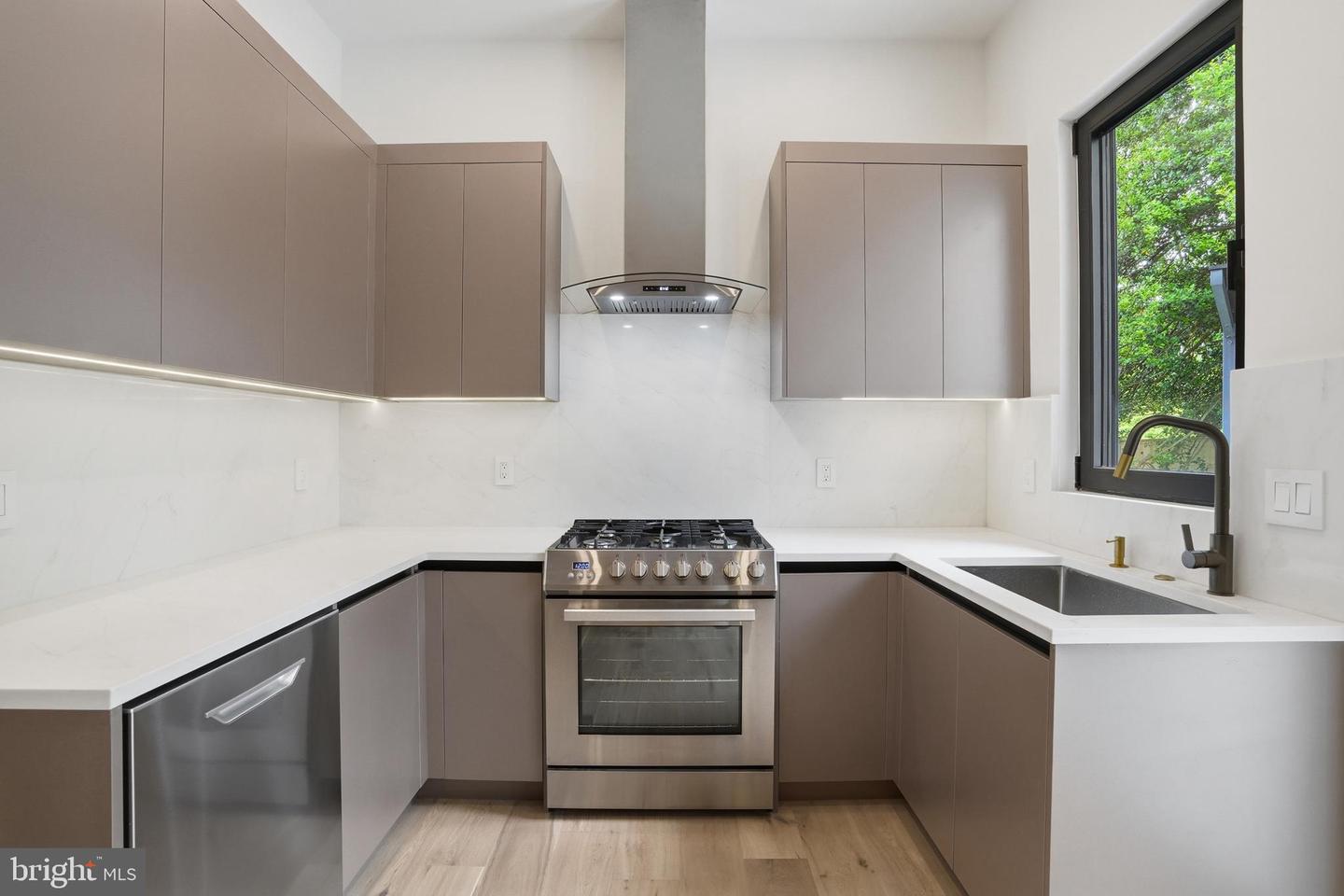 1803 Dumbarton St Property Photo 23