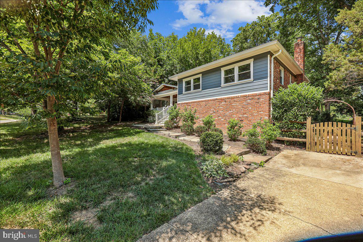8109 BAINBRIDGE ROAD Property Photo 1