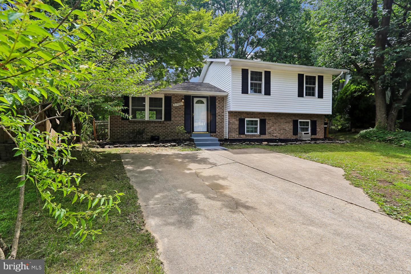 5706 Oak Apple Ct Property Photo 2