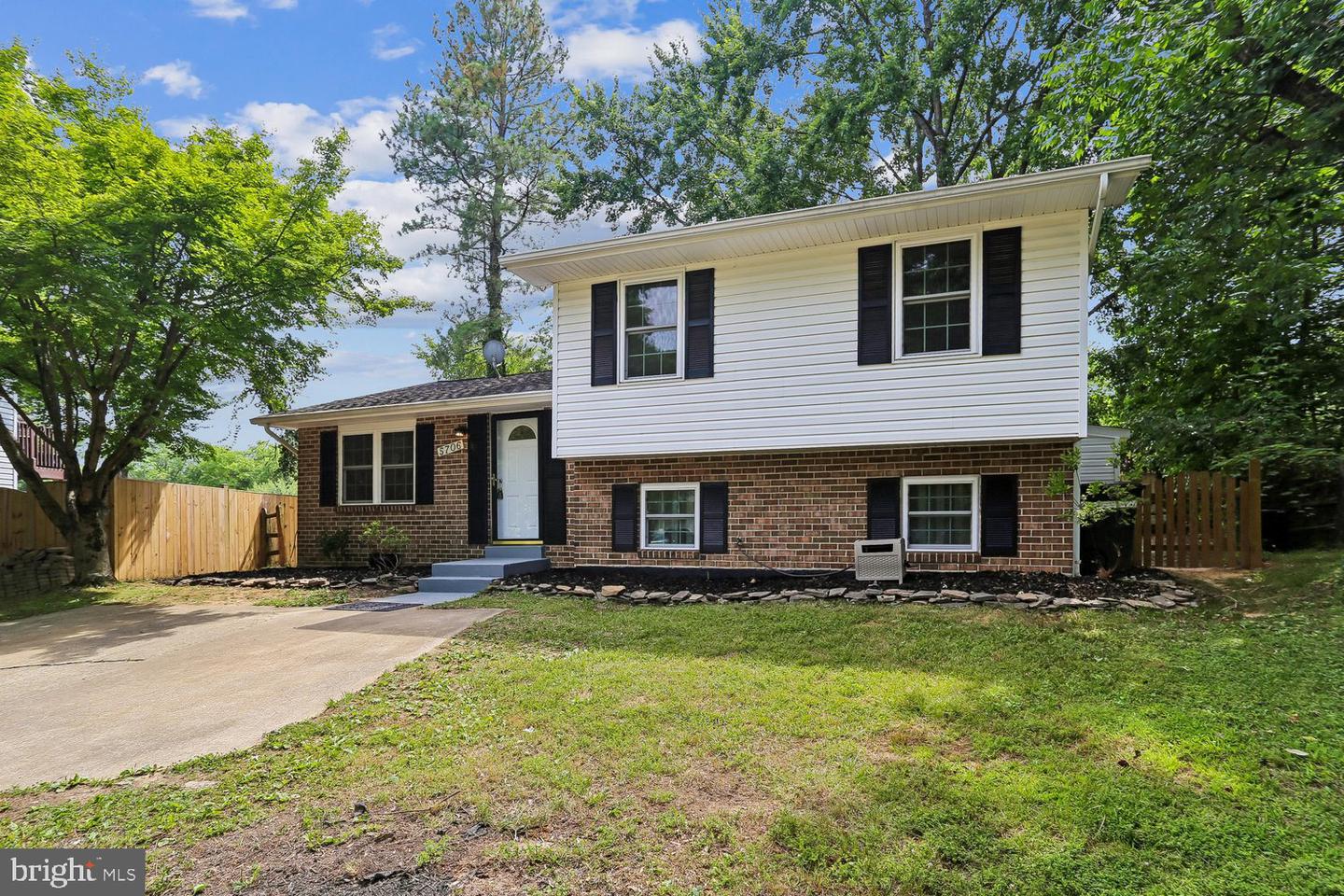 5706 Oak Apple Ct Property Photo 3