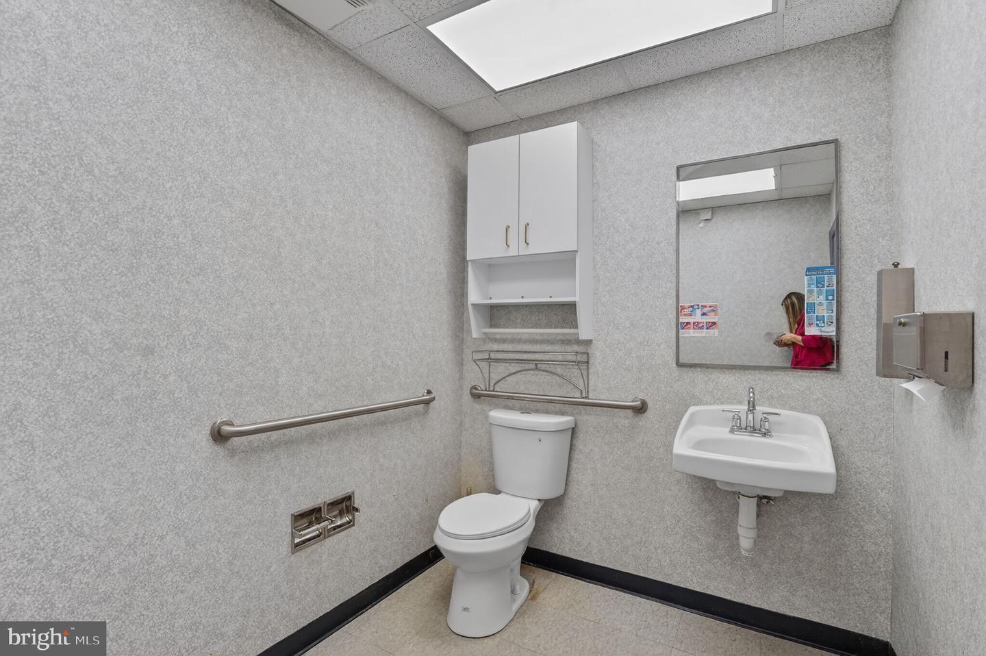 4322 Evergreen Ln #e Property Photo 9