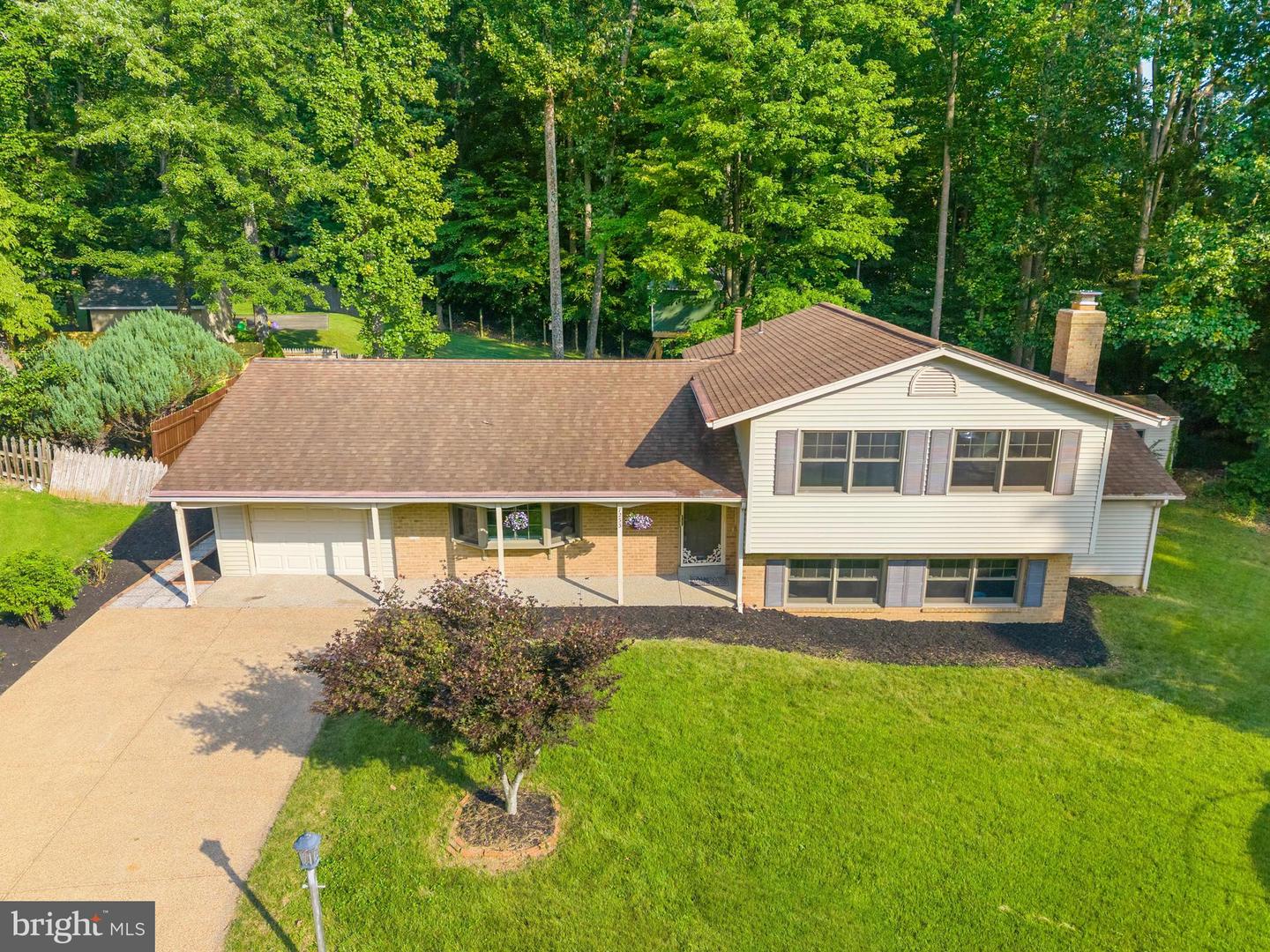 7233 Ashview Dr Property Photo 2