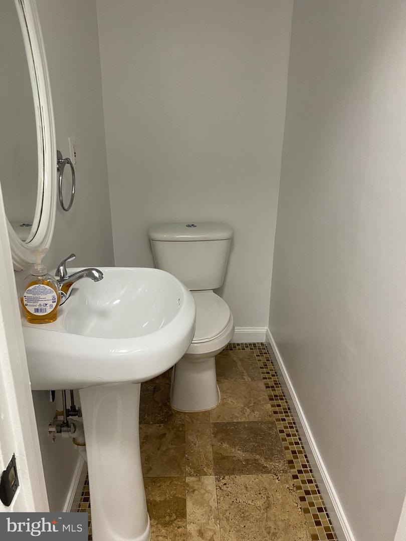 8049 Saint Annes Ct Property Photo 6