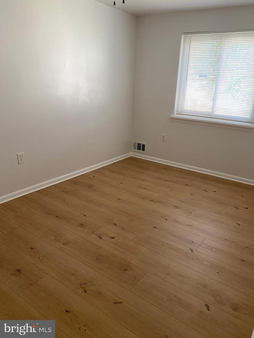 8049 Saint Annes Ct Property Photo 19