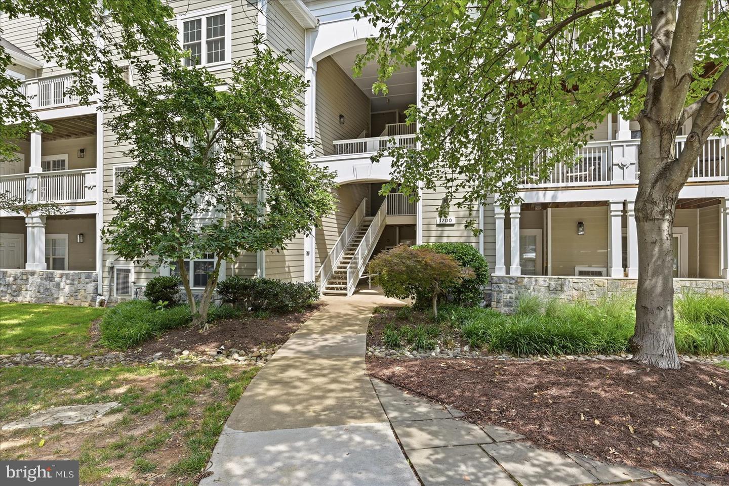 1700 LAKE SHORE CREST DR #31 Property Photo 1