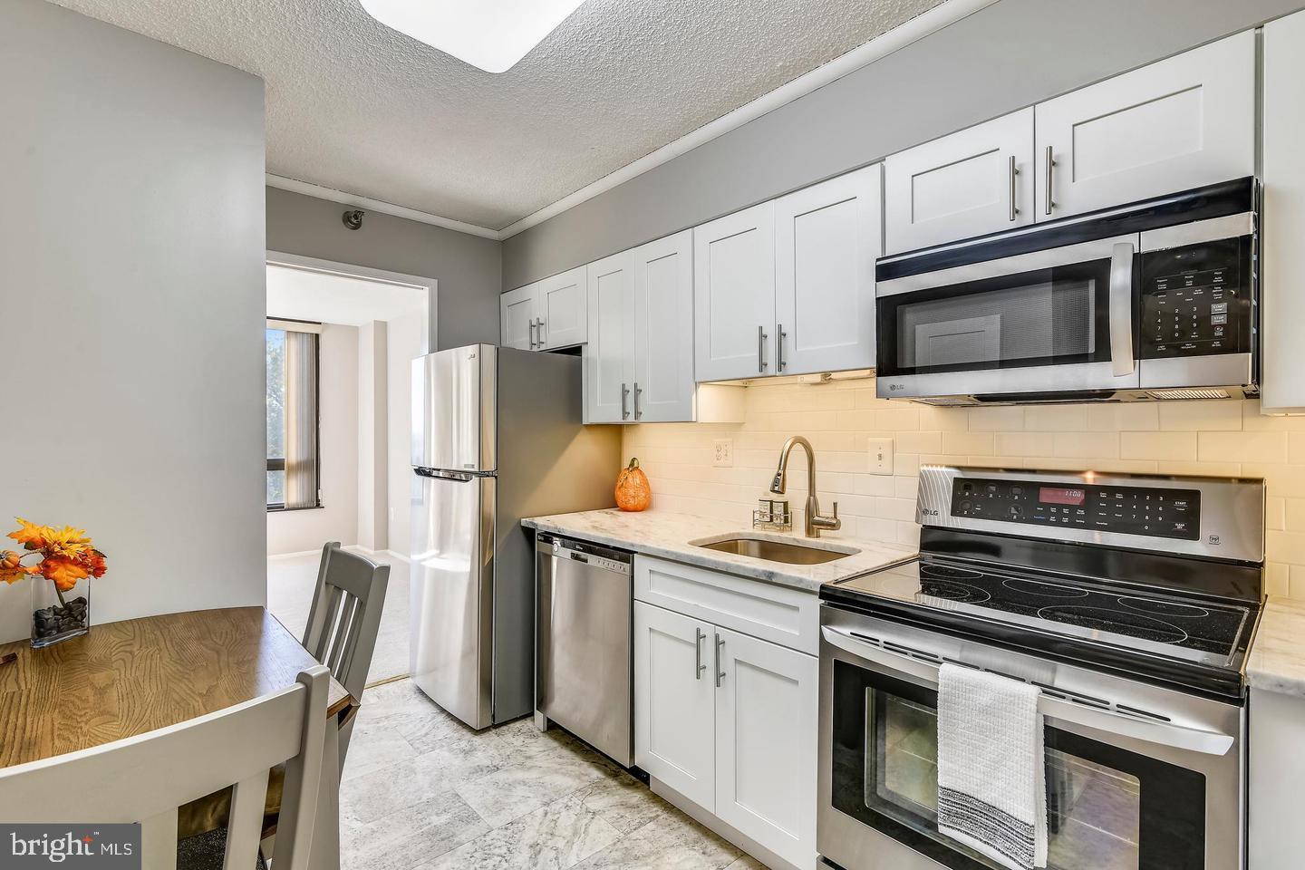 1808 OLD MEADOW RD #910 Property Photo 1