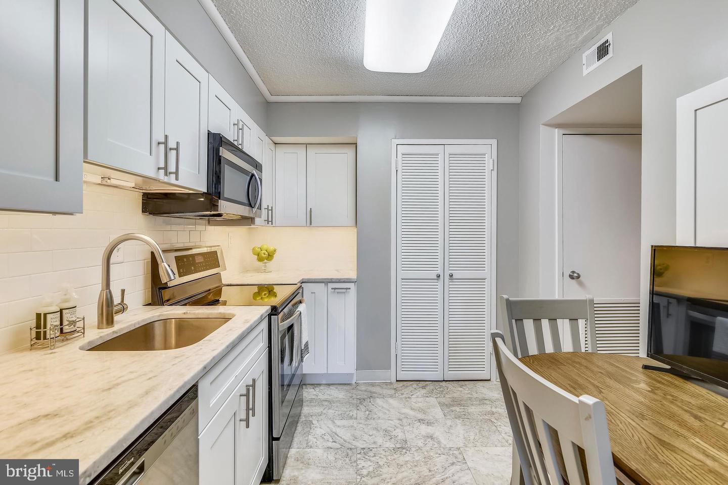 1808 Old Meadow Rd #910 Property Photo 2