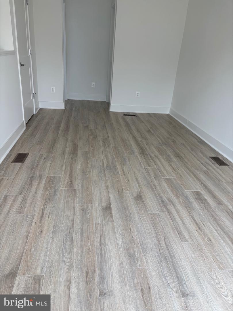 7373 Arlington Blvd Property Photo 13