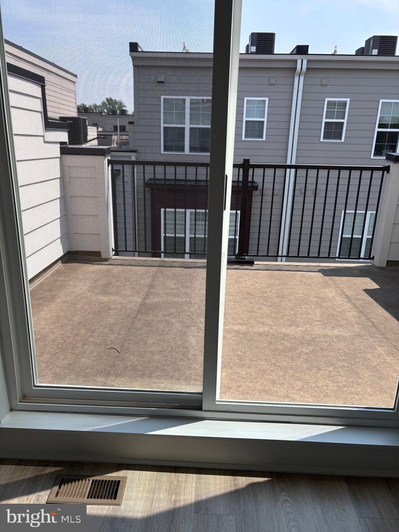 7373 Arlington Blvd Property Photo 14