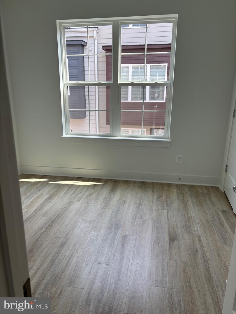 7373 Arlington Blvd Property Photo 16