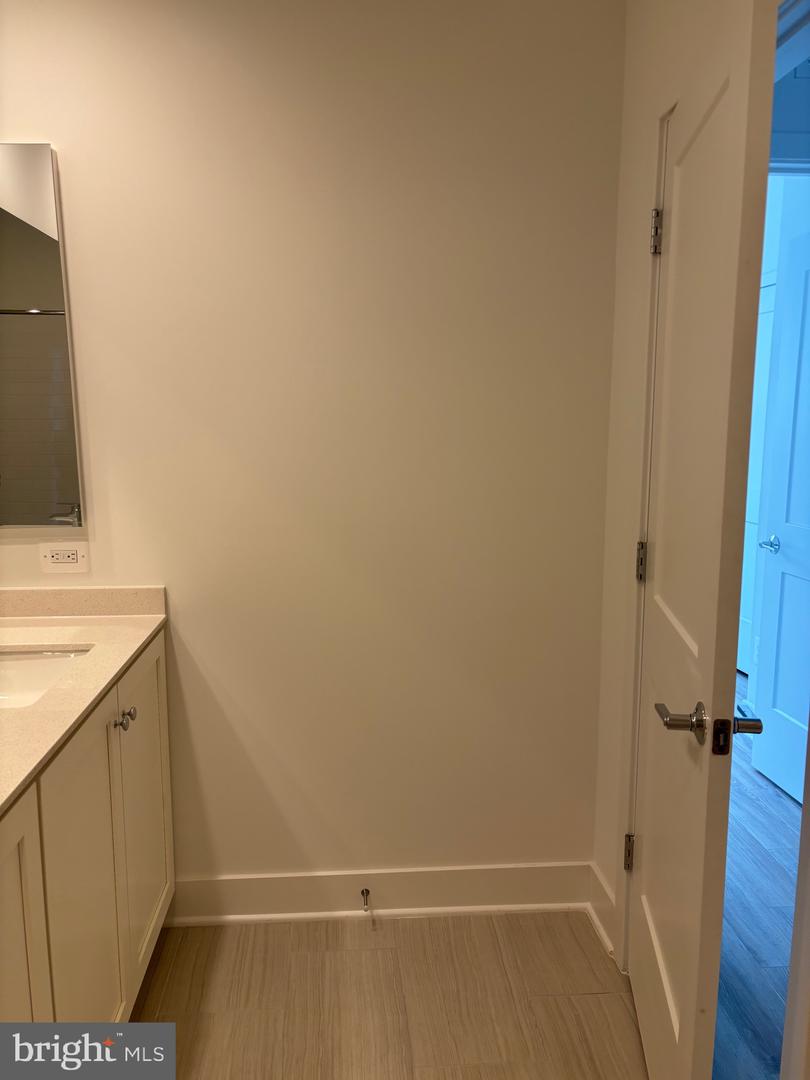 7373 Arlington Blvd Property Photo 18