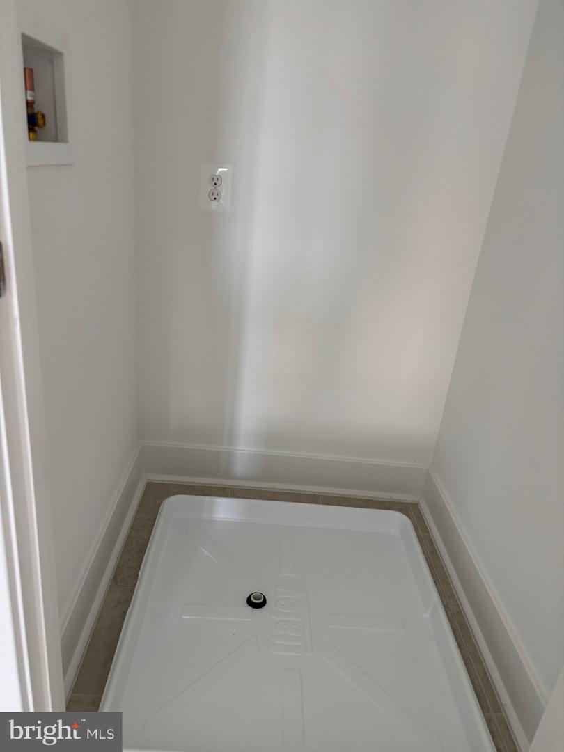 7373 Arlington Blvd Property Photo 23
