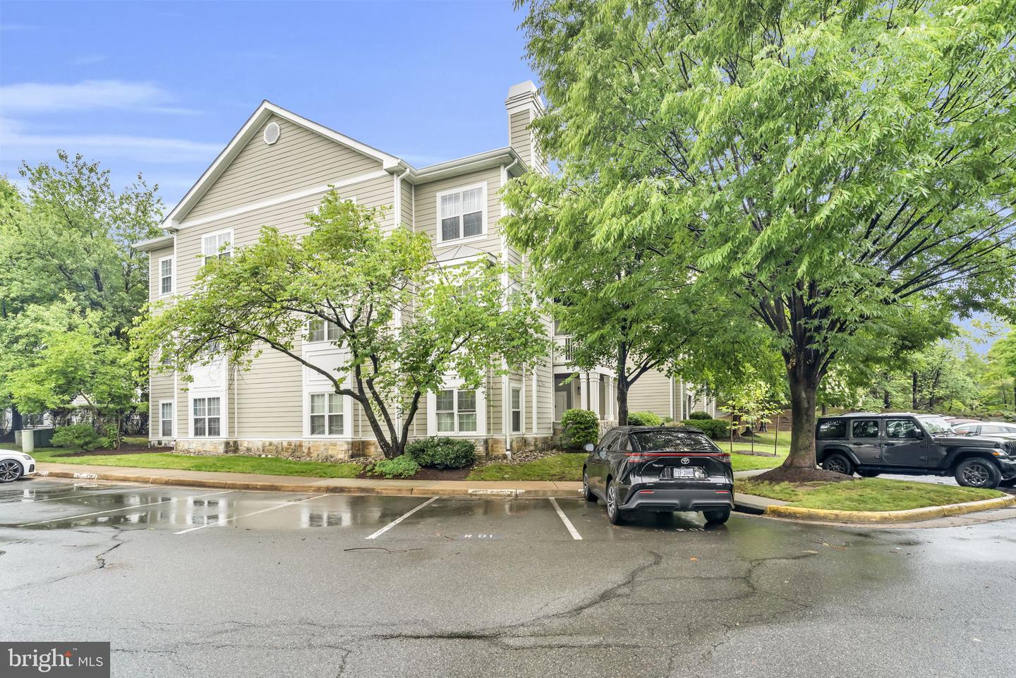 1701 LAKE SHORE CREST DR #31 Property Photo 1
