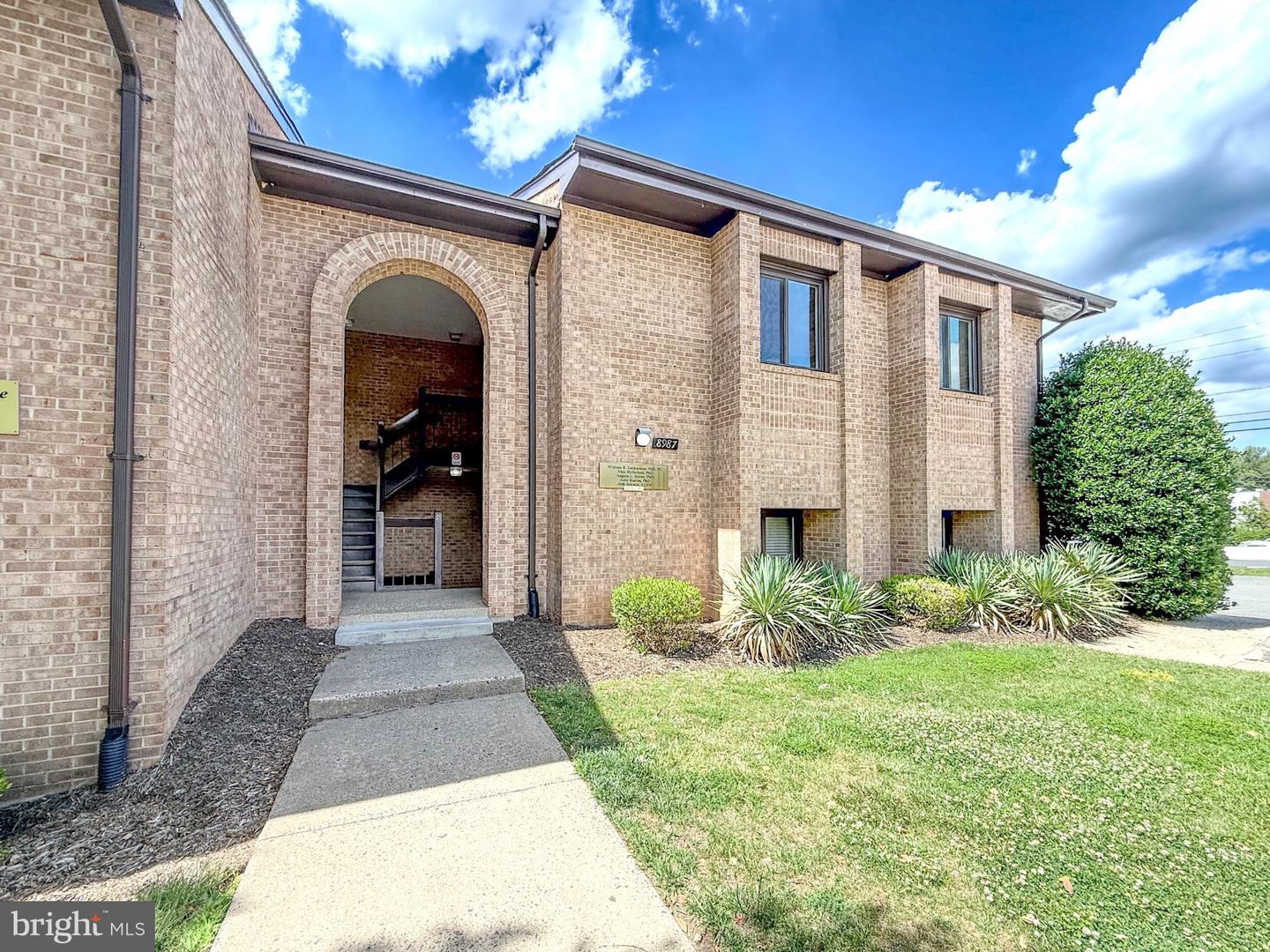 8989-a Cotswold Dr #2 Property Photo 2