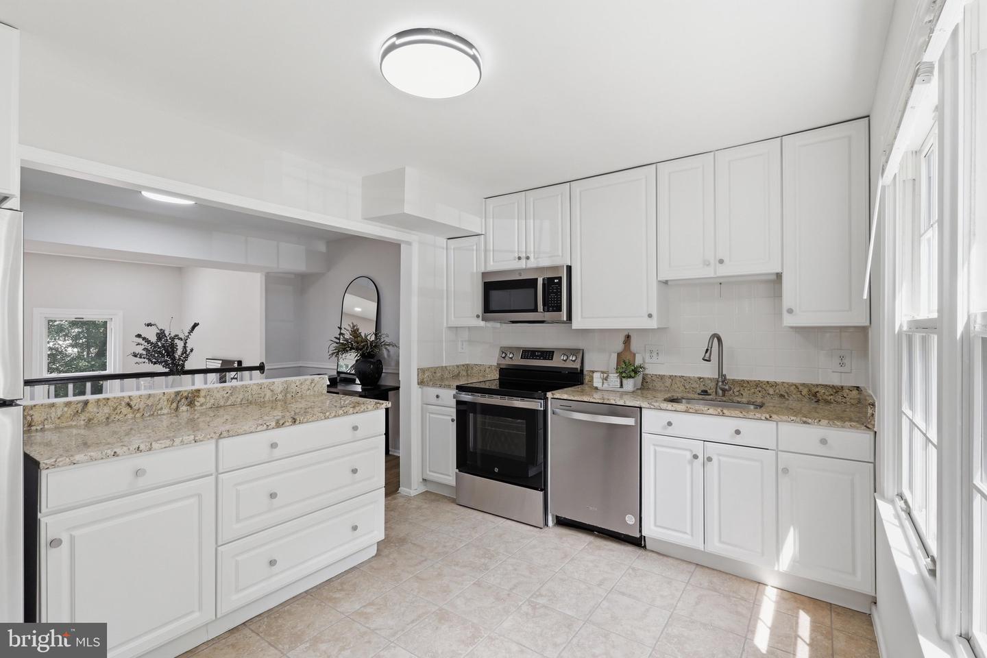 8398 Uxbridge Ct Property Photo 3